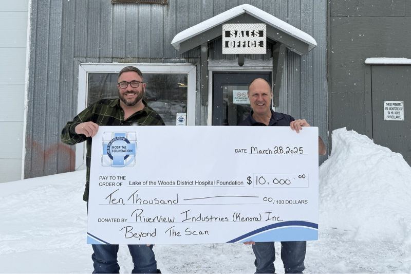Kavan Mounk presenting donation from Riverview Industries
